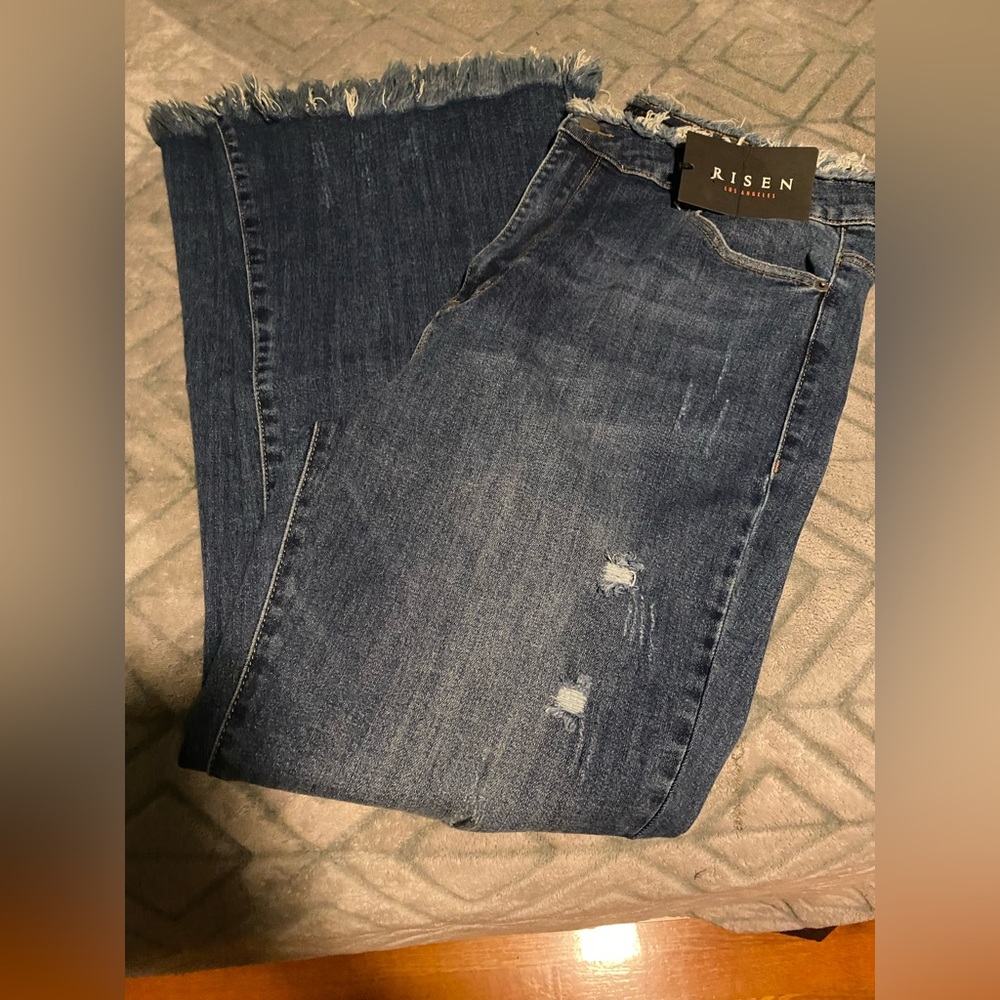 Brand new! Very cute. Too long for me.
31” inseam
Flare 2xl